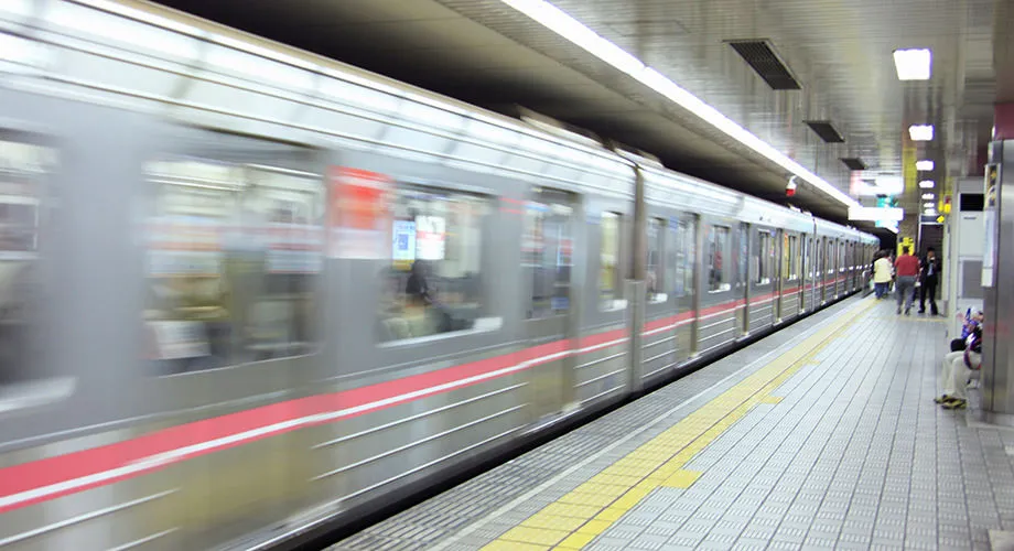 地下鉄駅での広告パネル交換